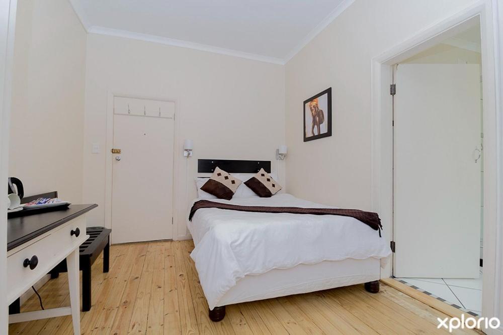 Victoria Hotel Bredasdorp Bagian luar foto