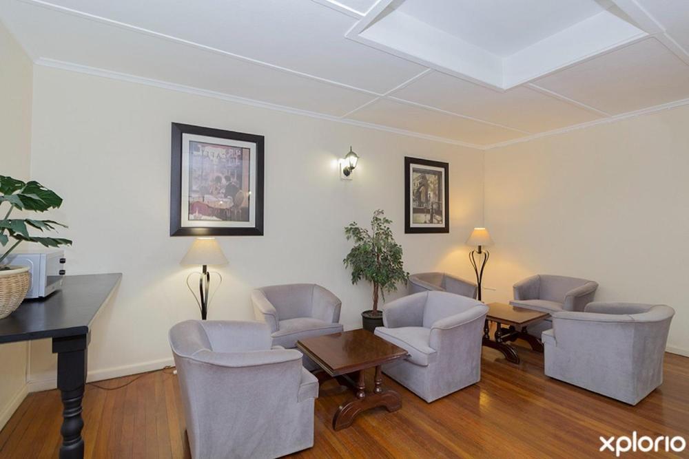 Victoria Hotel Bredasdorp Bagian luar foto