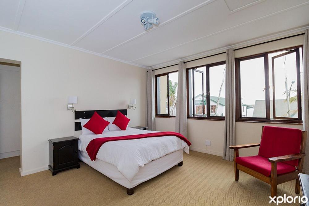 Victoria Hotel Bredasdorp Bagian luar foto