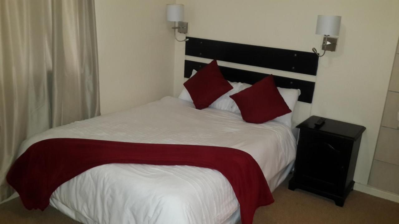 Victoria Hotel Bredasdorp Bagian luar foto